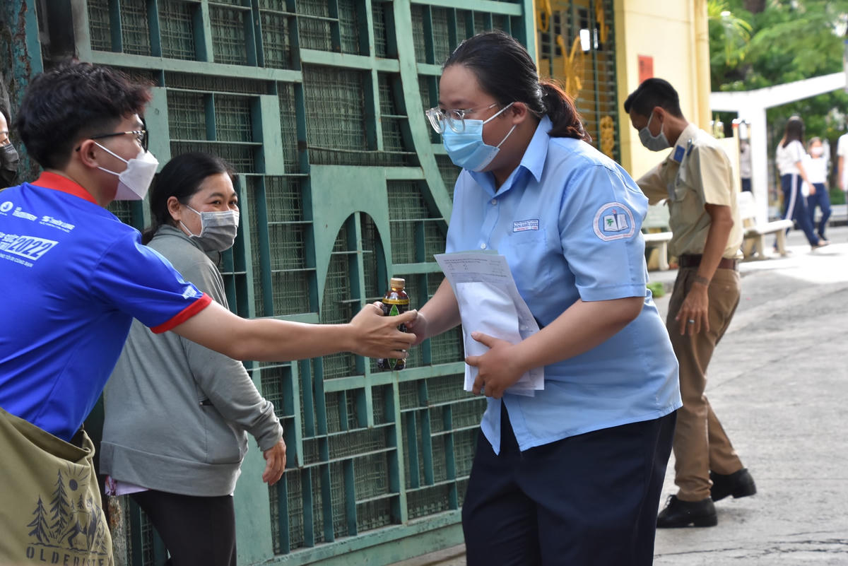 Tại điểm thi Trường THPT Chuyên Trần Đại Nghĩa (phường Bến Nghé, quận 1), em Phương Vy (Trường THPT năng khiếu Thể dục thể thao) là thí sinh ra khỏi khu vực thi đầu tiên. 