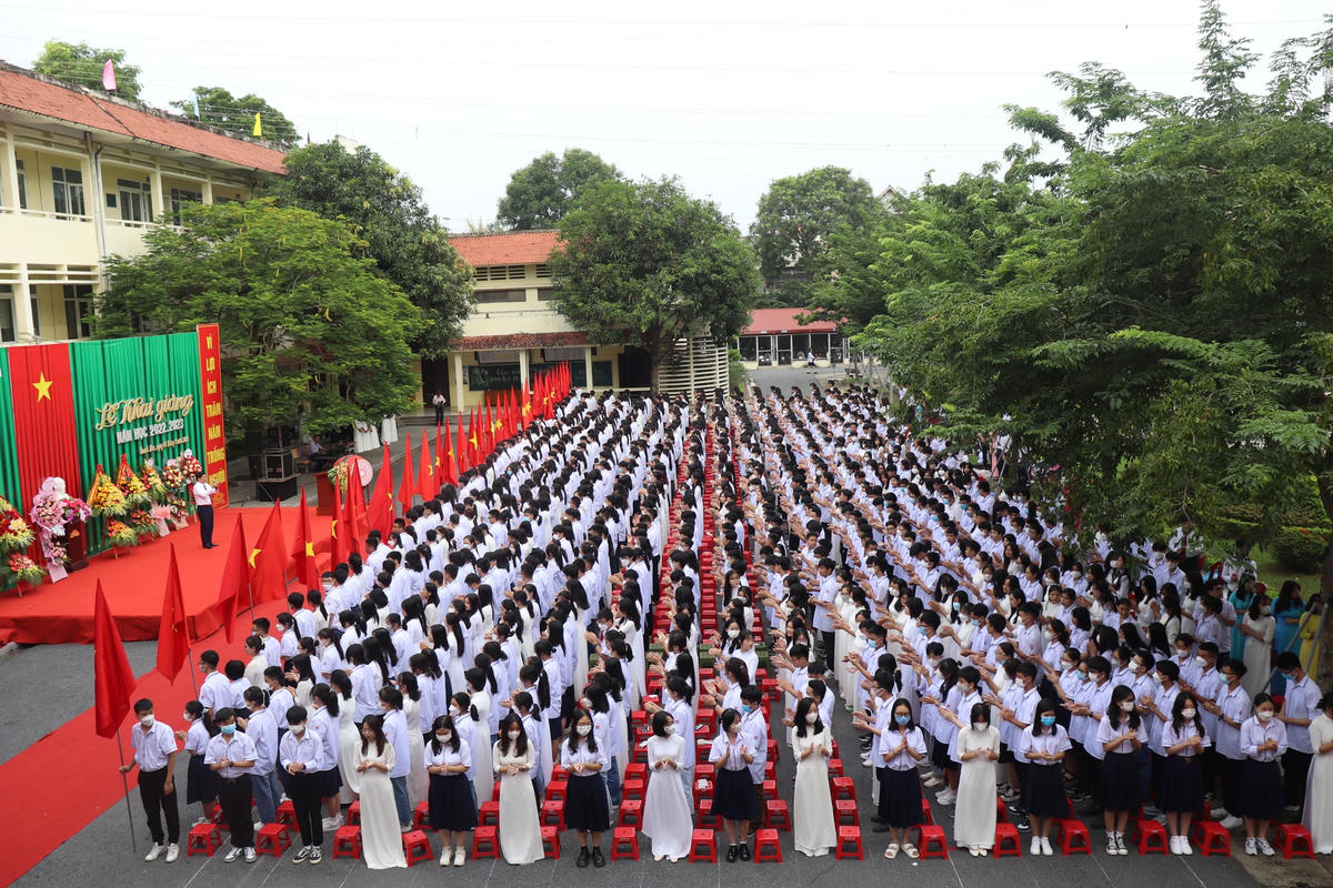 Hơn 1.000 học sinh Trường THPT chuyên Lam Sơn dự lễ khai giảng.  