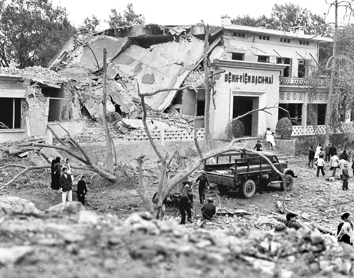 Cảnh đổ nát tại Bệnh viện Bạch Mai sau khi bị B52 Mỹ dội bom, 22/12/1972. Ảnh: Chu Chí Thành.  