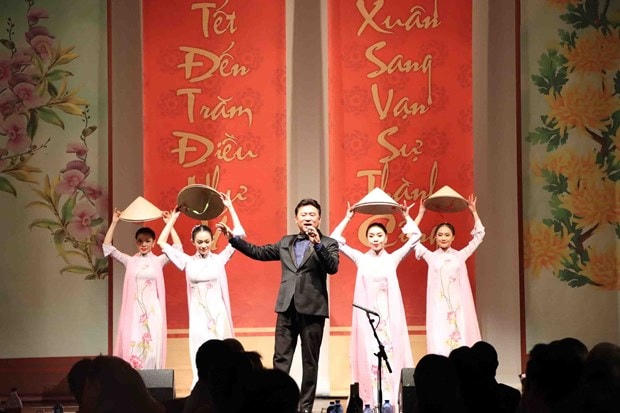 Tiết mục biểu diễn của nghệ sỹ ưu tú Tạ Minh Tâm và tốp múa. (Ảnh: Hương Giang/Vietnam+)