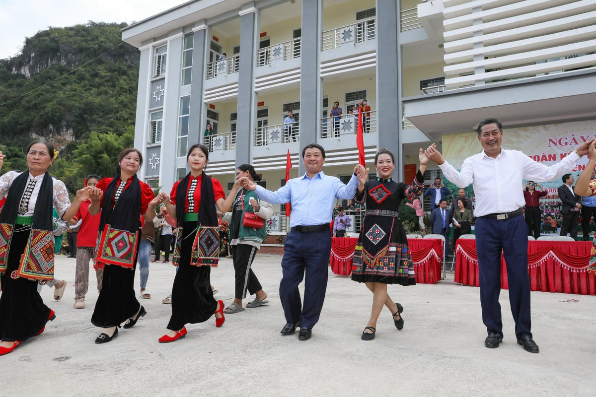 Người Thái có một nền văn hoá vô cùng phong phú, đặc sắc, trong đó phải kể đến là điệu múa xoè. Mỗi khi hoàn thành một công việc trọng đại, hay tổ chức các nghi thức văn hoá, tín ngưỡng như: Lễ hội, dựng nhà mới, cưới hỏi, thu hoạch vụ mùa, hay bản làng đón khách mọi người lại quây quần bên nhau để múa xoè, không phân biệt nam, nữ, già, trẻ, gái trai, hay thành phần dân tộc ai cũng có thể múa.