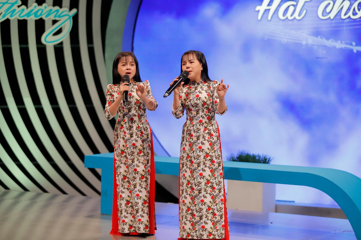 Màn song ca ngay trên sân khấu của chương trình với ca khúc “Người mẹ quê” đã thể hiện chất giọng đầy nội lực, vươn lên trong hoàn cảnh của hai chị em.