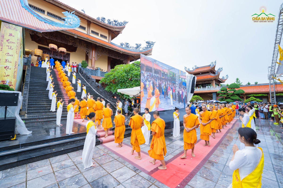 Hàng vạn người về chùa Ba Vàng dự Lễ Vu Lan báo hiếu 2022