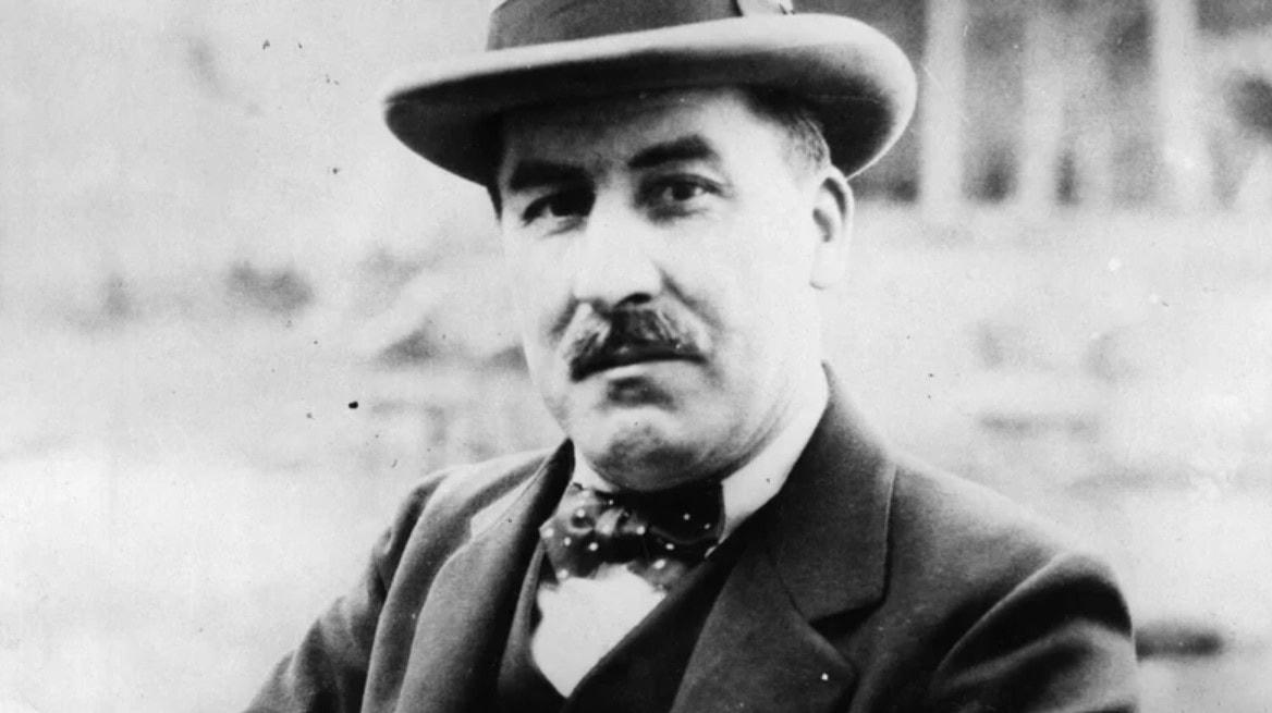 Nhà khảo cổ học người Anh Howard Carter. Ảnh: Grunge.