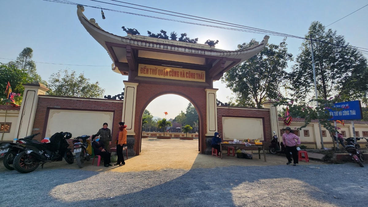Cứ đến ngày mùng 10 âm lịch hằng năm, người dân làng Muỗng Do, xã Điền Trung và các vùng lân cận huyện Bá Thước lại tổ chức lễ hội Mường Khô để tri ân Quận công Hà Công Thái và các vị tướng dòng họ Hà đã có công dẹp loạn ở vùng biên giới phía Tây tỉnh Thanh vào cuối thế kỷ XVIII, đầu thế kỷ XIX.