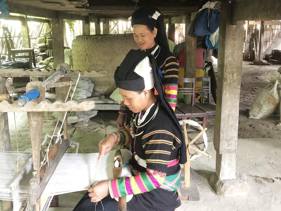 Đồng bào Lô Lô xóm Khuổi Khon, xã Kim Cúc, huyện Bảo Lạc, tỉnh Cao Bằng được hỗ trợ khung cửi dệt vải thổ cẩm truyền thống. Ảnh: Hà Thu.