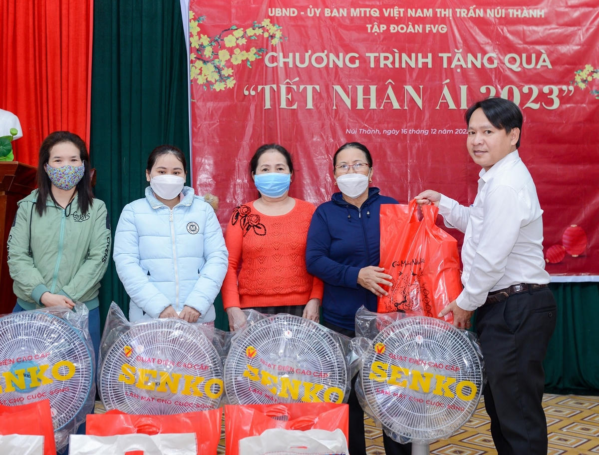 Đại diện Tập đoàn FVG trao tặng quà Tết cho người dân ở huyện Núi Thành.