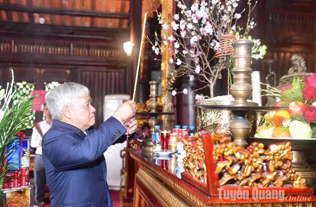 Chủ tịch Ủy ban Trung ương MTTQ Việt Nam Đỗ Văn Chiến dâng hương tưởng nhớ Chủ tịch Hồ Chí Minh. 