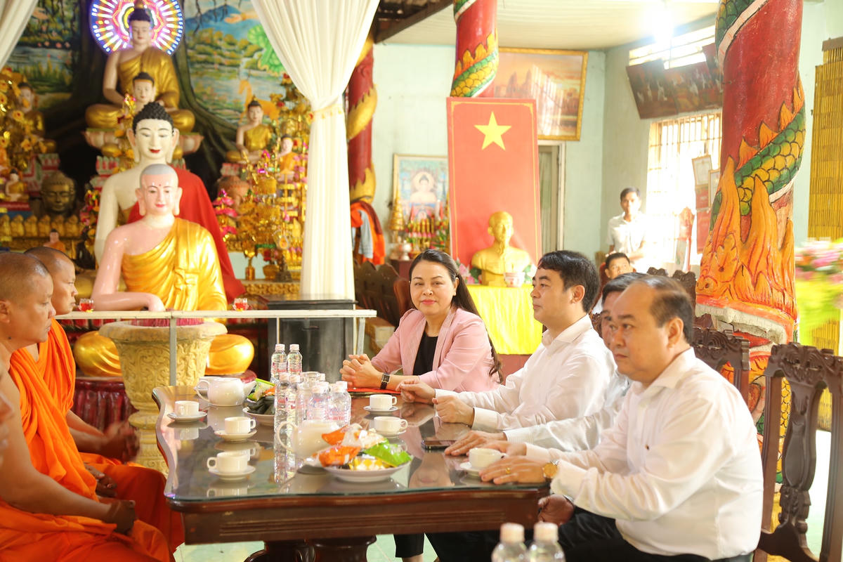 Phó Chủ tịch - Tổng Thư ký Nguyễn Thị Thu Hà cùng lãnh đạo tỉnh đến thăm chúc Tết Chôl Chăm Thmây tại Hội ĐKSSYN tỉnh Hậu Giang.   