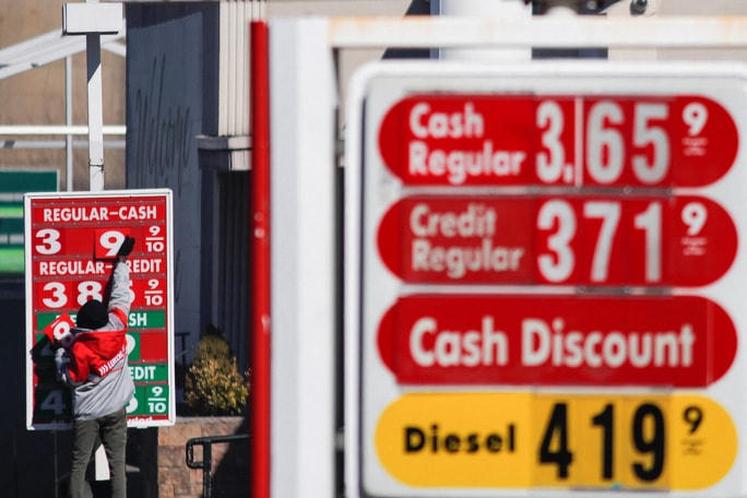 Nhân viên cập giá tại một trạm xăng ở thành phố Newark (Mỹ).     Ảnh: REUTERS.