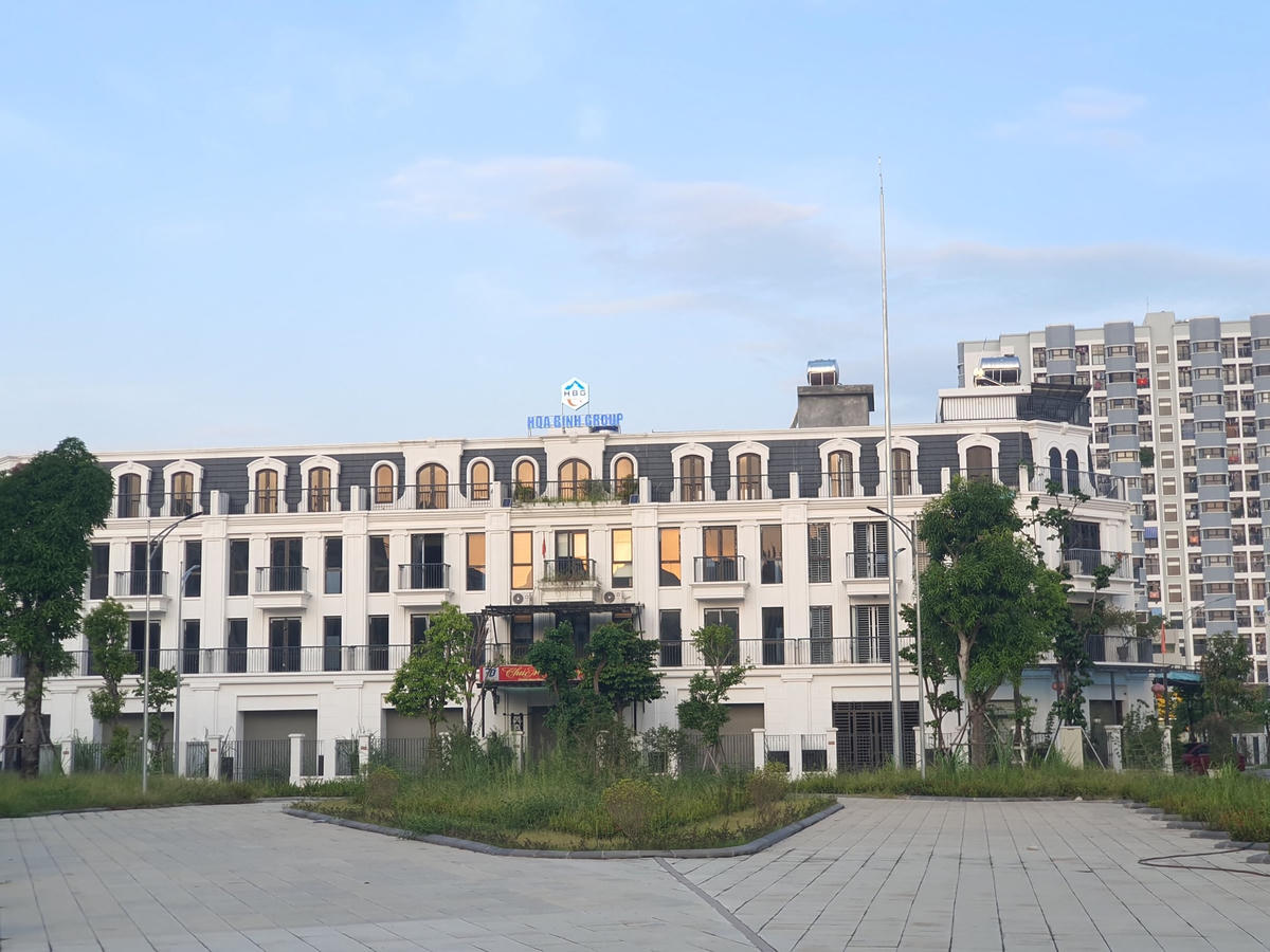 Tiếp tục, ghi nhận của PV tại khu biệt thự, shophouse (đối diện quảng trường Hoà Bình) thuộc phường Dân Chủ, TP Hoà Bình cũng vô cùng ảm đạm, đa phần các căn hộ đều đóng cửa.