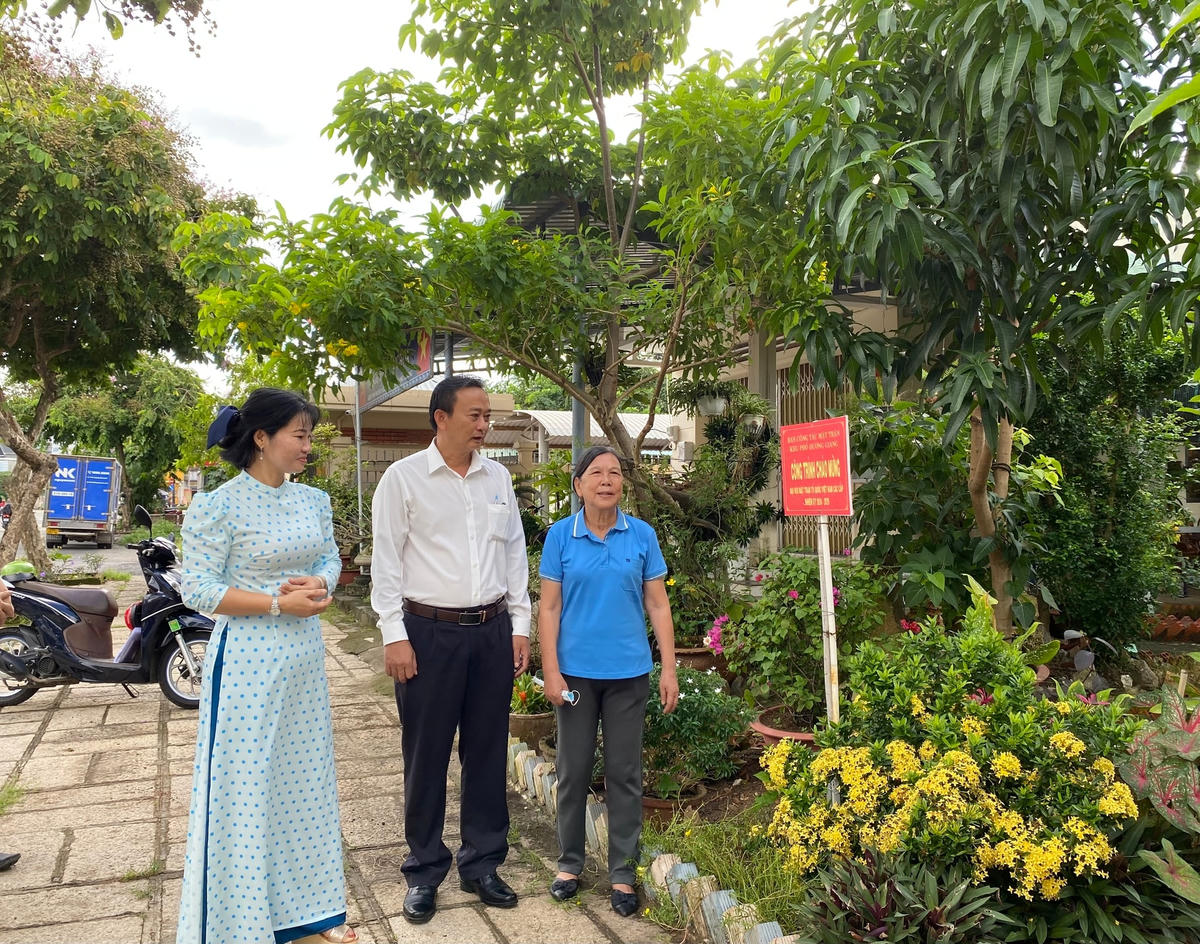 Kiểm tra công trình “chuyển đất trống thành công viên cây xanh” do Ban Công tác mặt trận KP Hương Giang, phường Long Hương, TP Bà Rịa thực hiện.