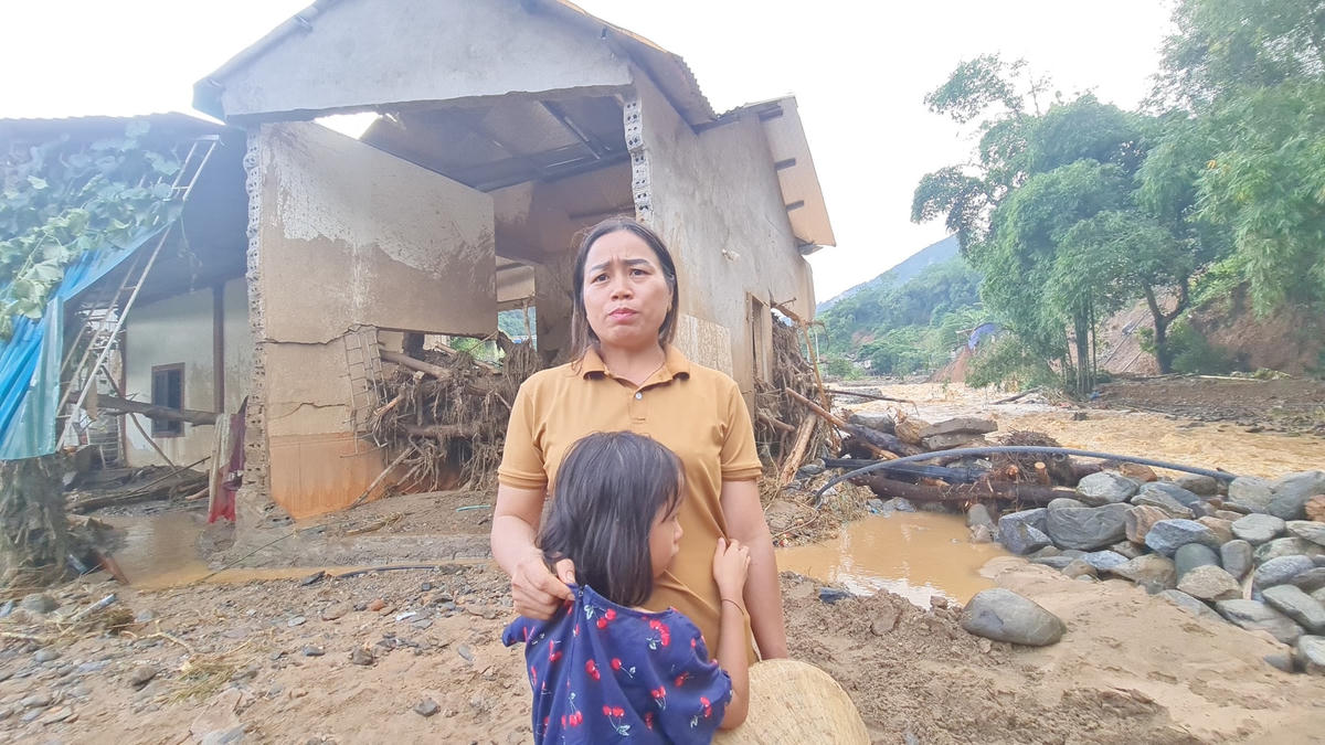 Căn nhà của chị La Thị Vân (36 tuổi) vừa xây xong bị lũ đánh tan.