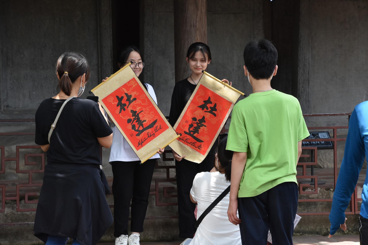 Nhiều phụ huynh cũng cùng con đến xin chữ cầu may. 