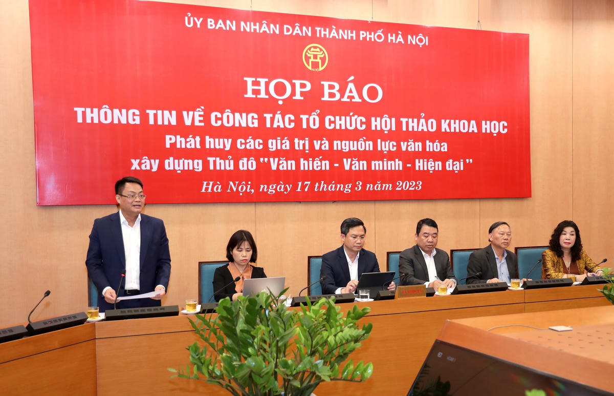 Ban tổ chức họp báo thông tin về hội thảo.