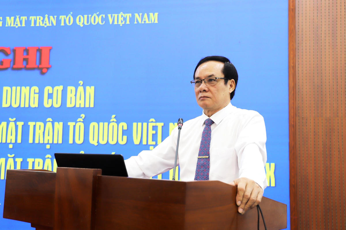 PGS.TS Lê Bá Trình trình bày những nội dung cơ bản về đại đoàn kết toàn dân tộc và MTTQ Việt Nam tại Hội nghị.