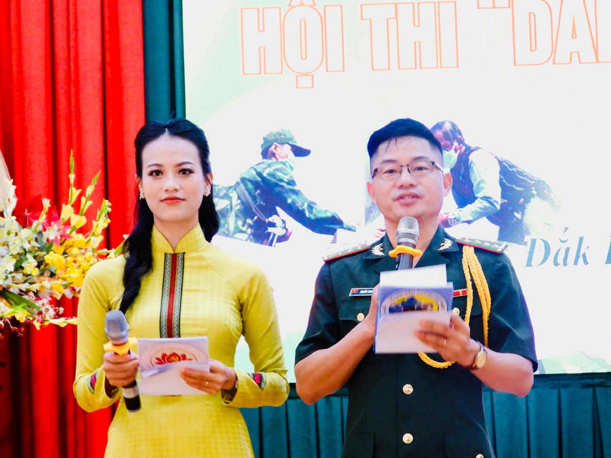 MC dẫn chương trình Hội thi.