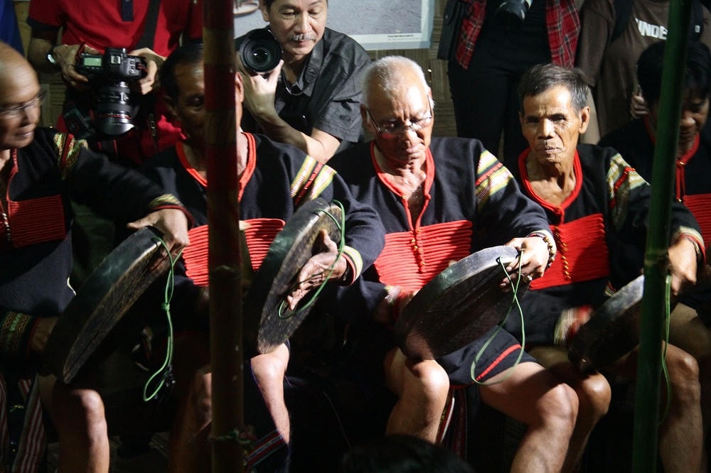 Tiếng chiêng Knah ngân tấu đón khách.