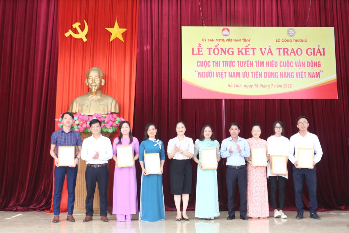 Ban Tổ chức trao giấy chứng nhận cho 9 người đạt giải ba.