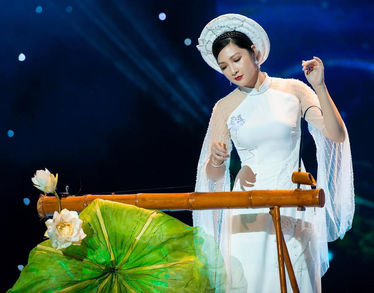NSƯT Lệ Giang - đàn Bầu.
