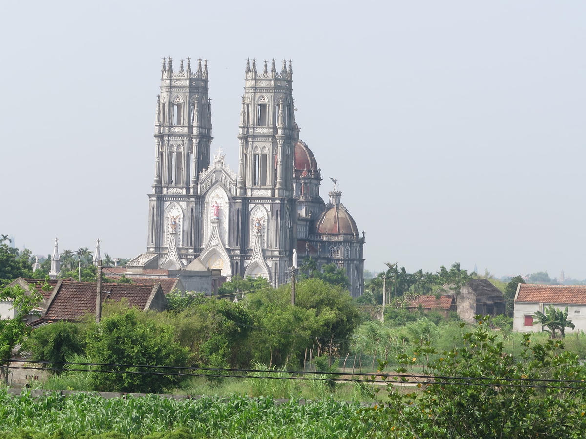 Tỉnh Nam Định có rất đông đồng bào theo đạo Công giáo. Đồng bào luôn duy trì thực hiện hiệu quả các phong trào thi đua yêu nước, trong đó có các phong trào xây dựng “Xứ họ đạo tiên tiến, gia đình giáo dân gương mẫu”, “Đẹp xóm làng, đẹp xứ họ, đẹp nhà cửa, đẹp ruộng đồng”