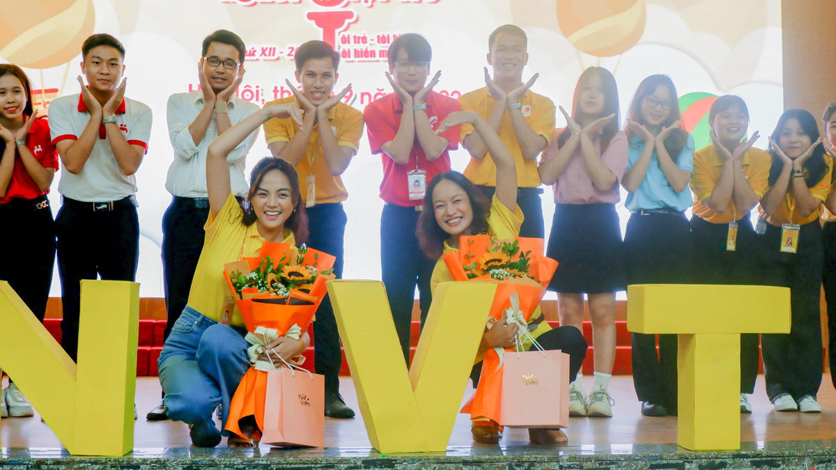 Bà Bích - Khánh Thy của "Hương vị tình thân" hào hứng trong Lễ ra quân phát động Tuần lễ cao điểm vận động hiến máu.