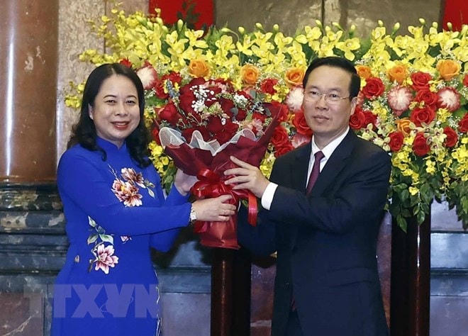 Phó Chủ tịch nước Võ Thị Ánh Xuân tặng hoa Chủ tịch nước Võ Văn Thưởng. Ảnh: Thống Nhất/TTXVN.