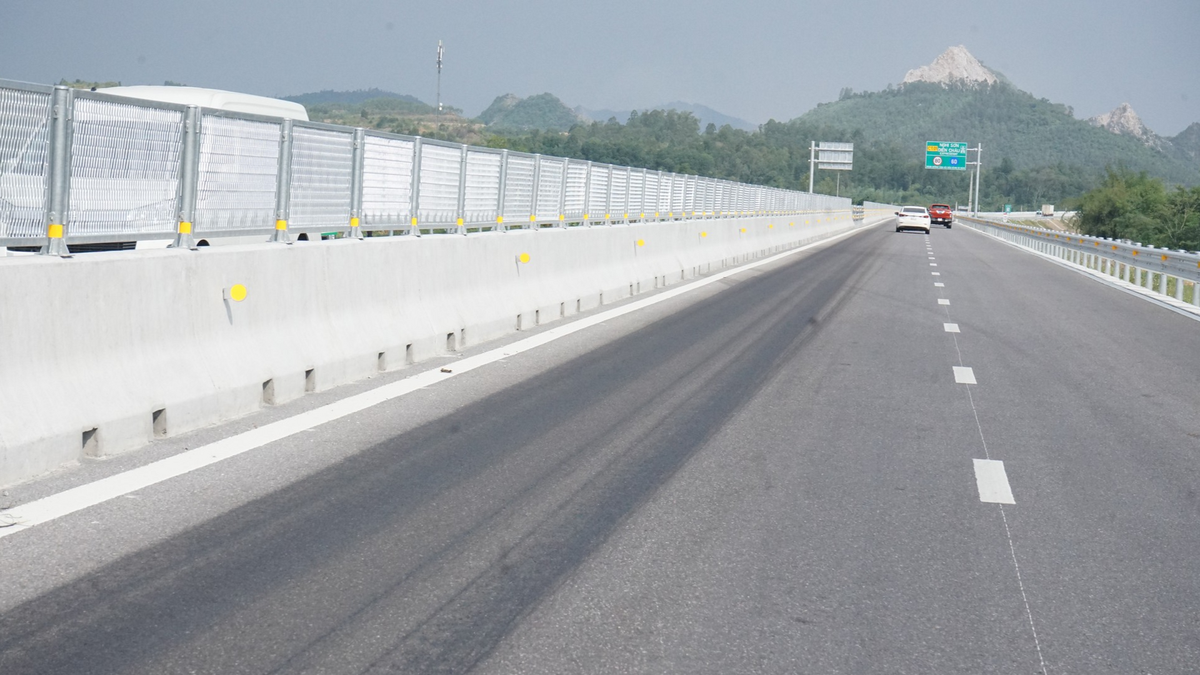 Nhiều ô tô lưu thông trên đoạn cao tốc nghi bị đổ hóa chất phải né để tránh những vết loang trên mặt đường.