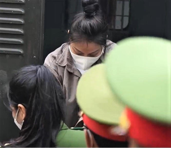 Bị cáo Nguyễn Võ Quỳnh Trang (27 tuổi, mẹ kế hành hạ bé gái 8 tuổi đến tử vong) được áp giải đến tòa sơ thẩm sáng nay (Ảnh: P.Nhung).