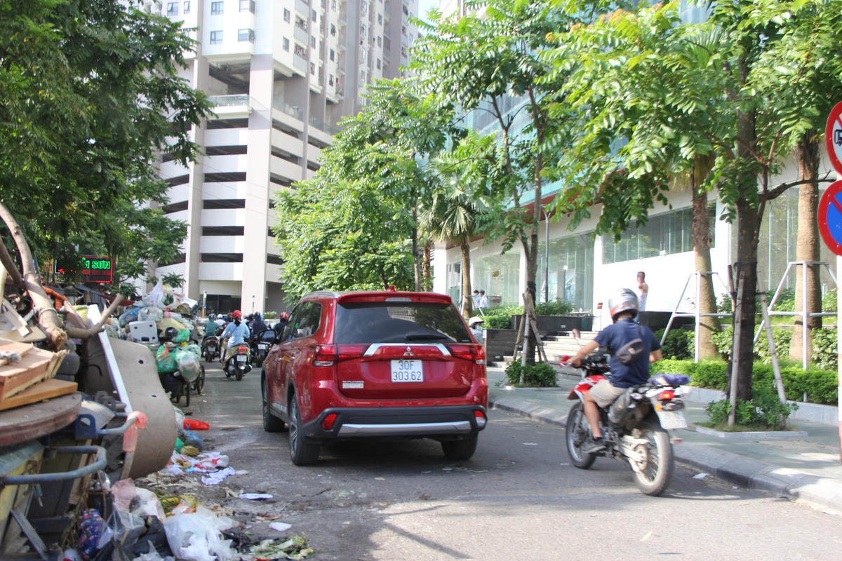 Ngoài ra do lượng rác thải tập kết tại đây quá nhiều nên tràn xuống lòng đường gây ra ô nhiễm môi trường, mất mỹ quan đô thị.