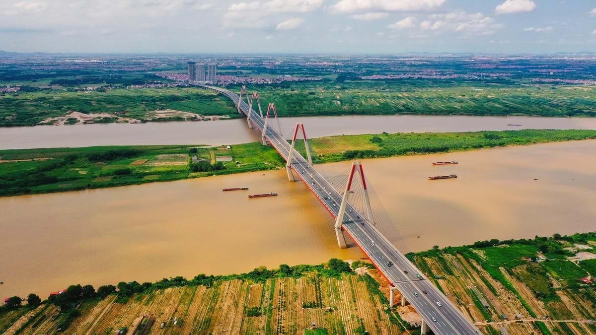 Cầu Nhật Tân nối đôi bờ sông Hồng.