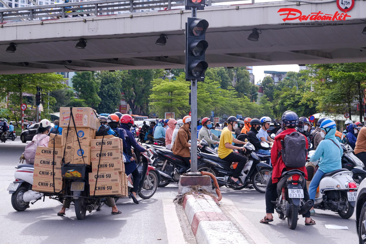 Được biết, nút giao Ngã Tư Sở có khá đông phương tiện lưu thông. Khiến nút giao thường xuyên xảy ra ùn tắc.