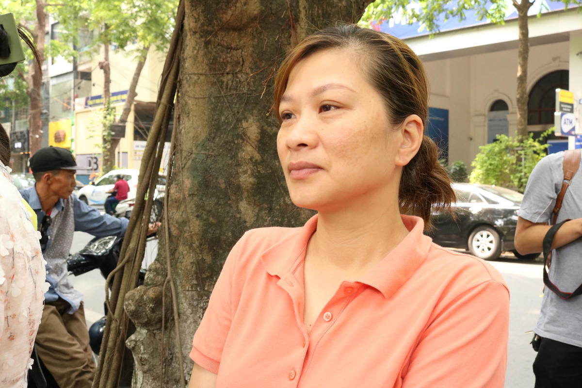 Chị Triệu Hoài Linh, phụ huynh em Cao Triệu Khánh Ly, học sinh lớp 9A1 Trường THCS Phan Chu Trinh cho hay, con hoàn thành tốt 3 bài thi chị thấy nhẹ nhõm hơn hẳn. Tuy nhiên chị vẫn khá lo lắng vì tỉ lệ chọi năm nay khá cao.