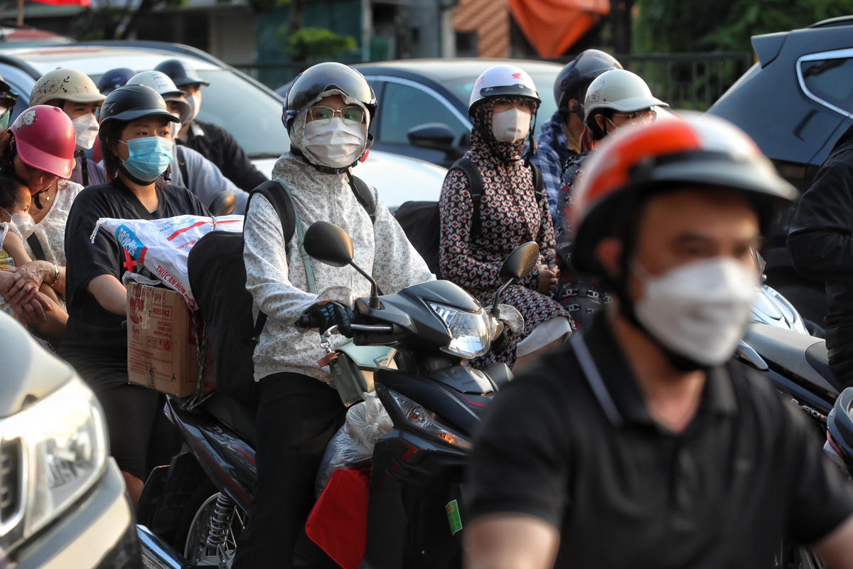 Tại tuyến đường Ngọc Hồi hướng về nội đô Hà Nội các phương tiện di chuyển theo kiểu "điền vào chỗ trống".