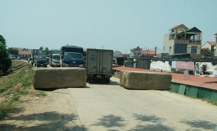 Nhiều phương tiện đã phải quay đầu do không thể lưu thông qua được.
