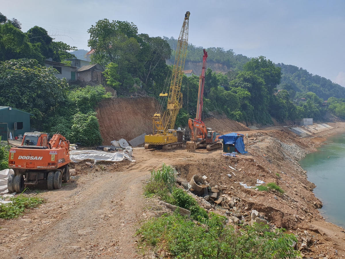 Tuyến kè bờ phải sông Đà thuộc phường Đồng Tiến và phường Trung Minh (TP Hoà Bình) đang được thi công.