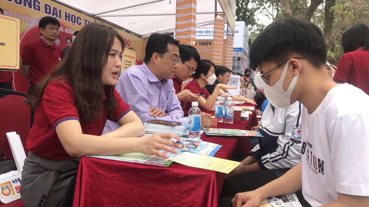 Tại ngày hội, ban tư vấn cung cấp những thông tin mới nhất về kỳ thi tốt nghiệp THPT và tuyển sinh đại học cao đẳng năm 2023.