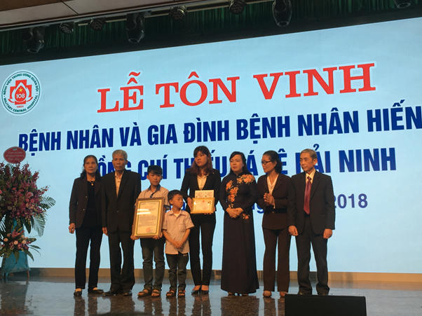 Tôn vinh Thiếu tá Lê Hải Ninh cùng gia đình vì nghĩa cử cao đẹp (Sưu tầm).