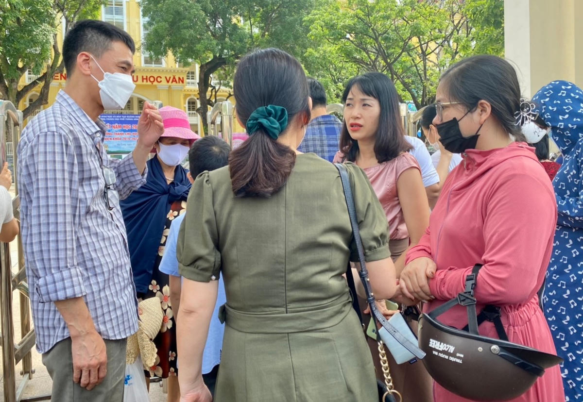 Anh Bùi Đức Thủy (phụ huynh của cựu học sinh trường THCS Hồng Hải) chia sẻ: Lúc chờ đợi, ngóng trông con thi xong thì tôi cũng có chút lo lắng không biết con thi có tốt không? Trong quá trình học tập thì bố mẹ cùng thầy cô cũng đã đồng hành, sát sao với con. Tôi thấy con rất quyết tâm và sẵn sàng cho kỳ thi này”.