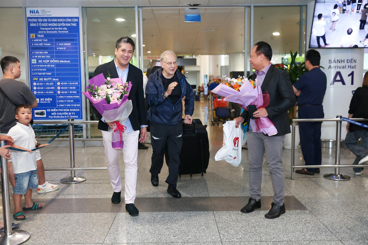 NSƯT Bùi Công Duy và nghệ sĩ Chương Vũ đón huyền thoại Shlomo Mintz ngay cửa ra vào tại nhà ga quốc tế Nội Bài.