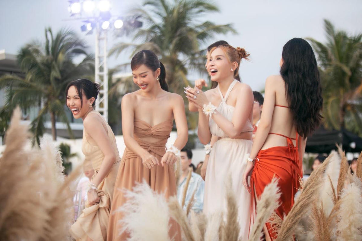 Trong buổi lễ trọng đại, dàn sao mặc trang phục dresscode theo đúng quy định ghi ở thiệp cưới. Buổi lễ để lại nhiều khoảnh khắc ấn tượng.