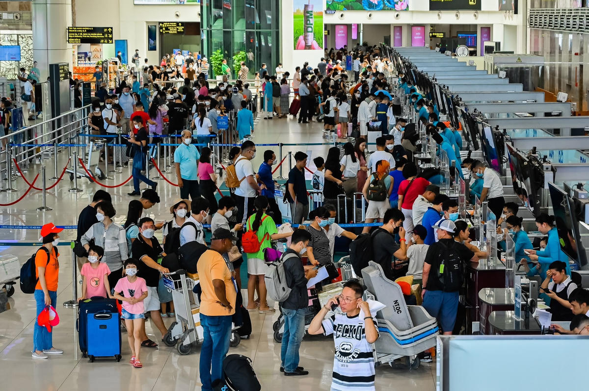 Hành khách làm thủ tục bay tại sân bay Nội Bài.