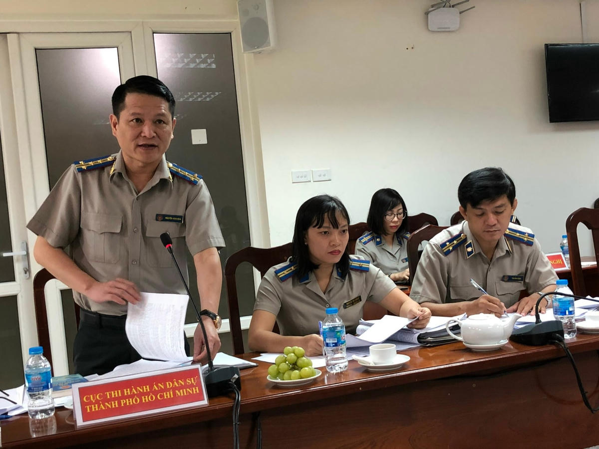 Ông Nguyễn Văn Hòa, quyền Cục trưởng Cục Thi hành án Dân sự TP HCM báo cáo công tác THADS với đoàn giám sát. Ảnh: Hồng Phúc.