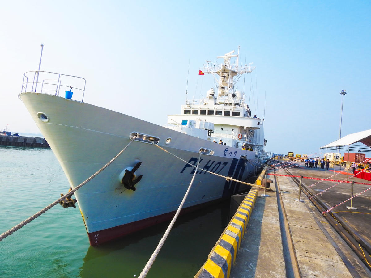 Tàu SETTSU của lực lượng bảo vệ bờ biển Nhật Bản cập cảng Tiên Sa (Đà Nẵng) sáng 13/2. Ảnh: Thanh Tùng.