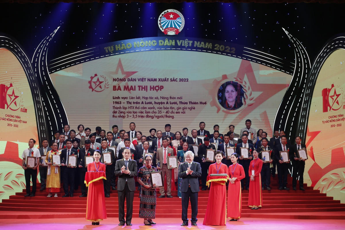 Chủ tịch UBTƯ MTTQ Việt Nam Đỗ Văn Chiến, Trưởng ban Đối ngoại Trung ương Lê Hoài Trung trao danh hiệu Nông dân Việt Nam xuất sắc năm 2022 cho các nông dân.