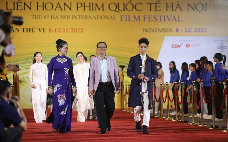 Dàn diễn viên phim "Hoa nhài' xuất hiện tại Liên hoan Phim quốc tế 2022.