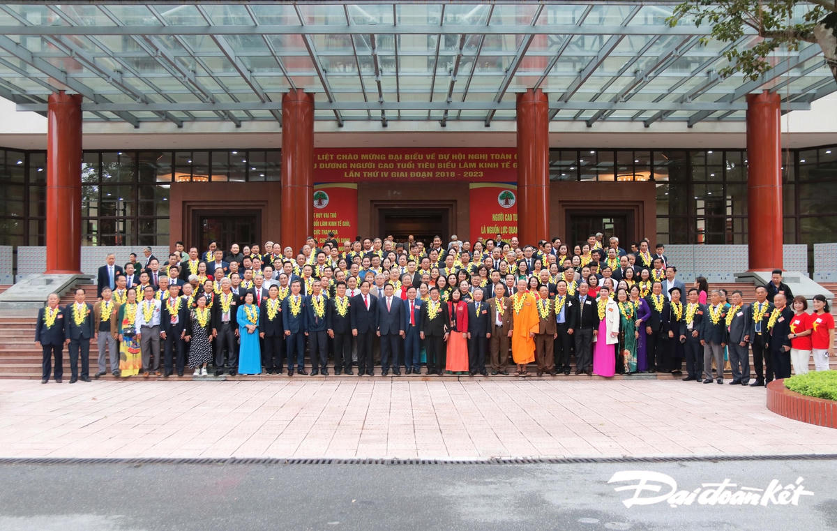 Thủ tướng Chính phủ Phạm Minh Chính chụp ảnh lưu niệm cùng các đại biểu tham dự Hội nghị. Ảnh: Tiến Đạt.