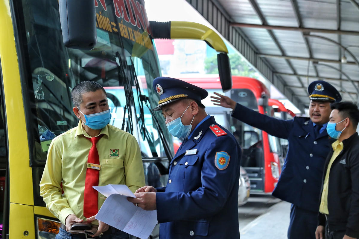 Tại khu vực bến xe Nước Ngầm do đội Thanh tra GTVT Cơ động chịu trách nhiệm và bến xe Giáp Bát do đội Thanh tra GTVT quận Hoàng Mai kiểm tra, xử lý, đảm bảo trật tự an toàn giao thông trong và ngoài bến. 