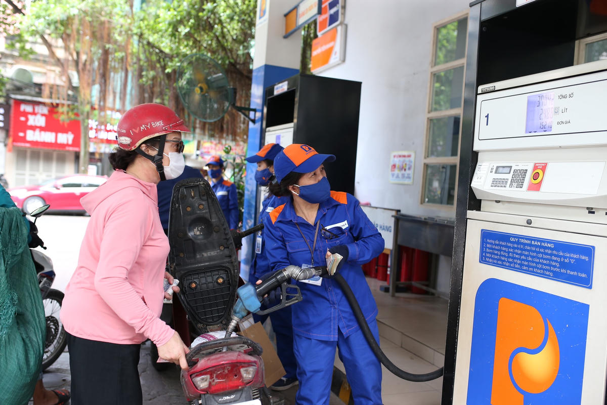 Dự kiến giá xăng dầu còn tiếp tục giảm. Ảnh: Quang Vinh.