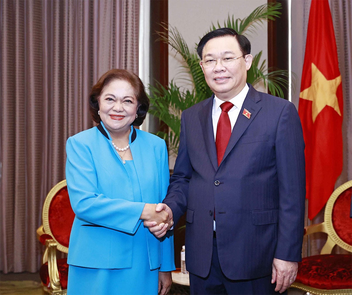 Chủ tịch Quốc hội Vương Đình Huệ tiếp Chủ tịch Tập đoàn phát triển Đặc khu Clark Agnes Devanadera. Ảnh:TTXVN.